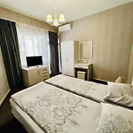 джорджия Naousa